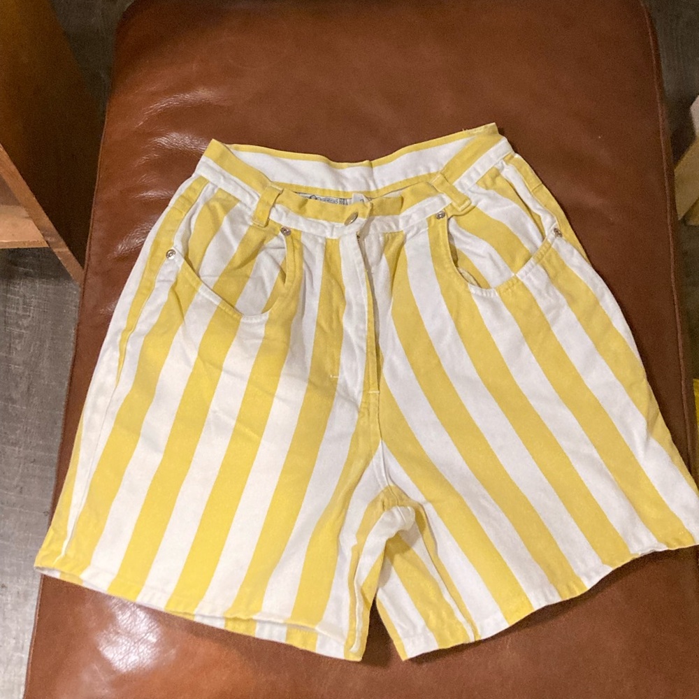 90s high-waisted denim shorts